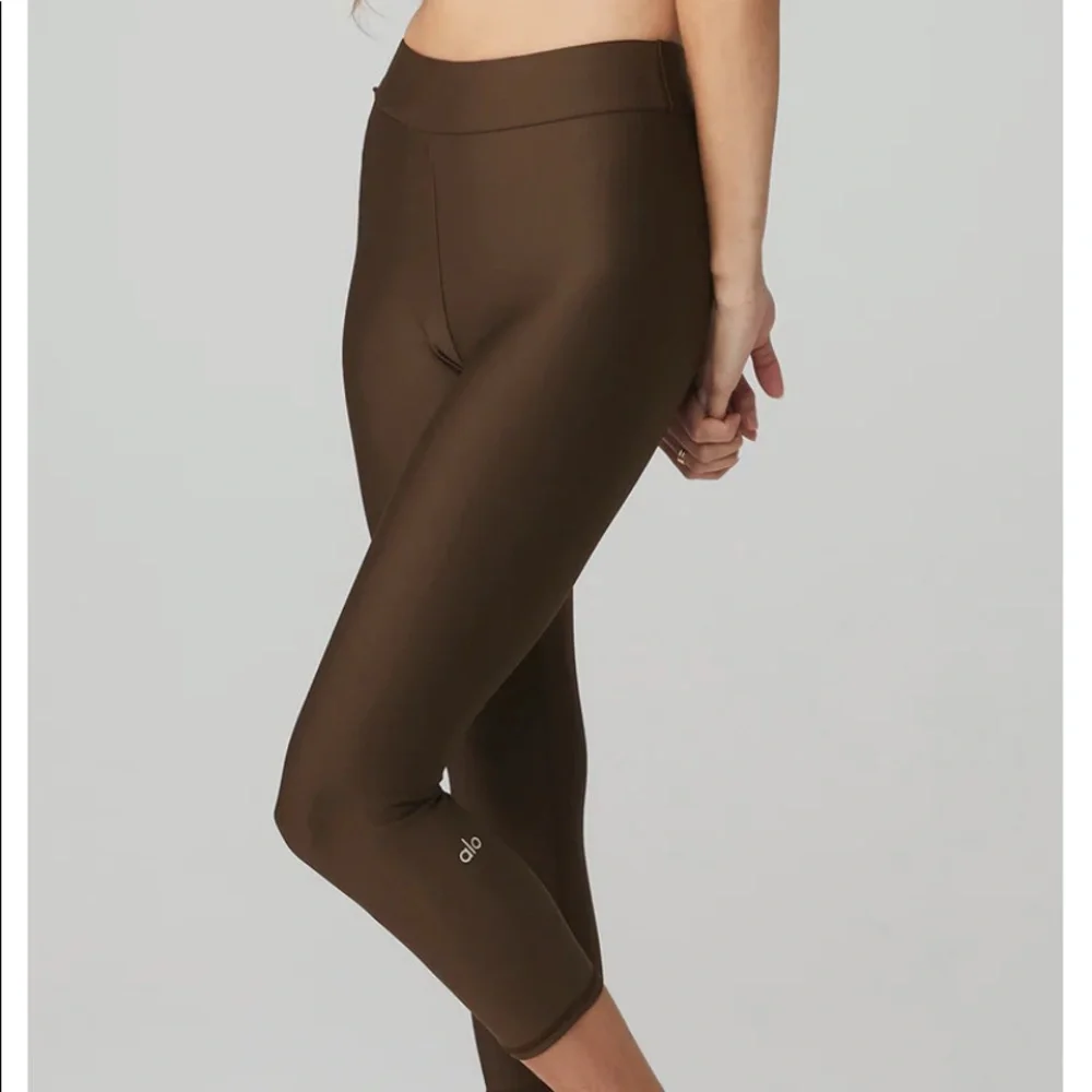 Alo Set wild thing bra, and airlift capri leggings - Picture 1 of 4